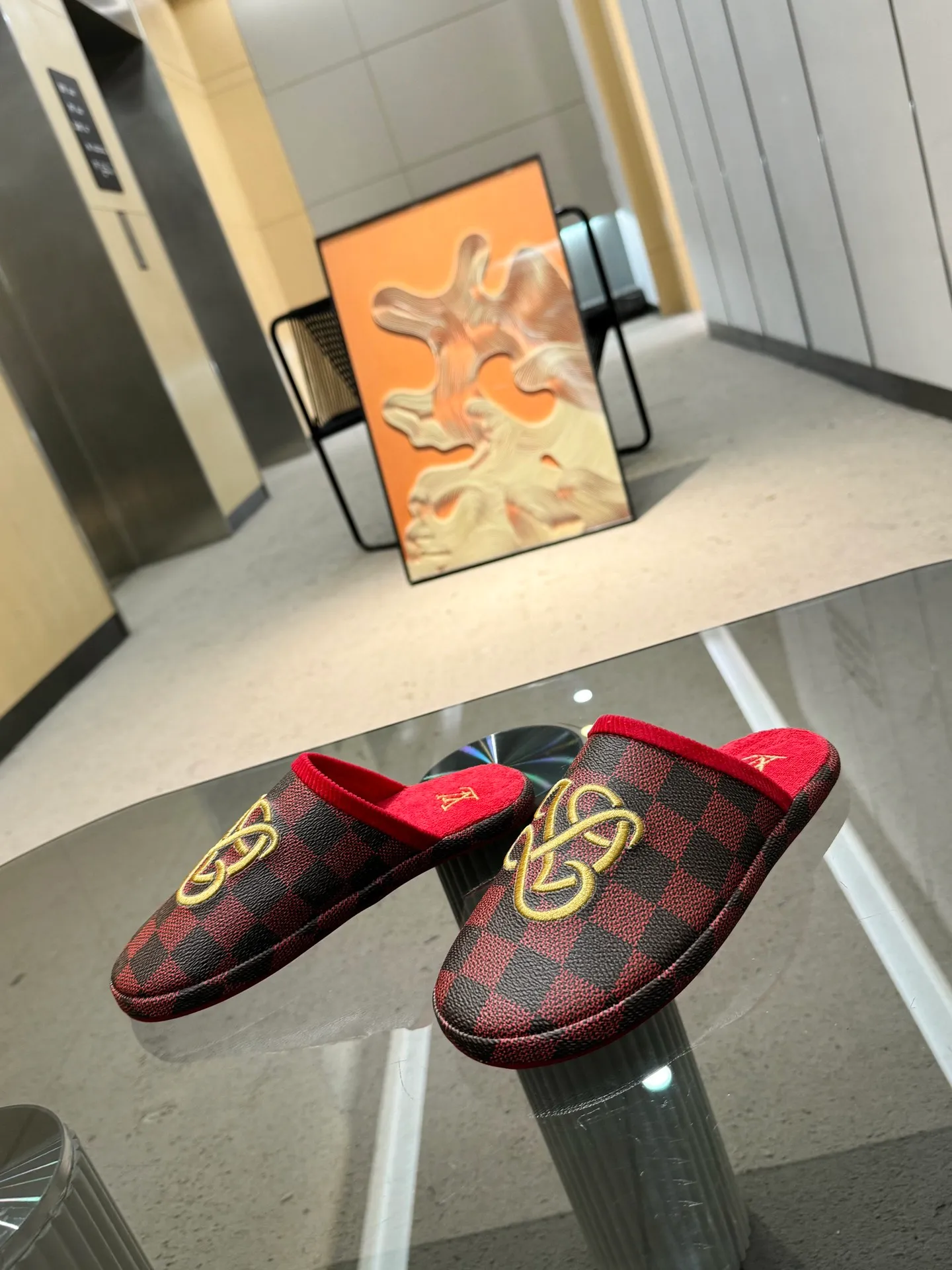 👟👟Ex-factory price 320👟👟 The 2024 couple’s counter features the latest hard goods of LV and Loewe co-branded slippers🆕 ✿Purchase level! Full of high-end feel! A popular model among bloggers at home and abroad, it’s retro and fashionable and looks amazing on your feet! Official website main recommendation code number 35-46